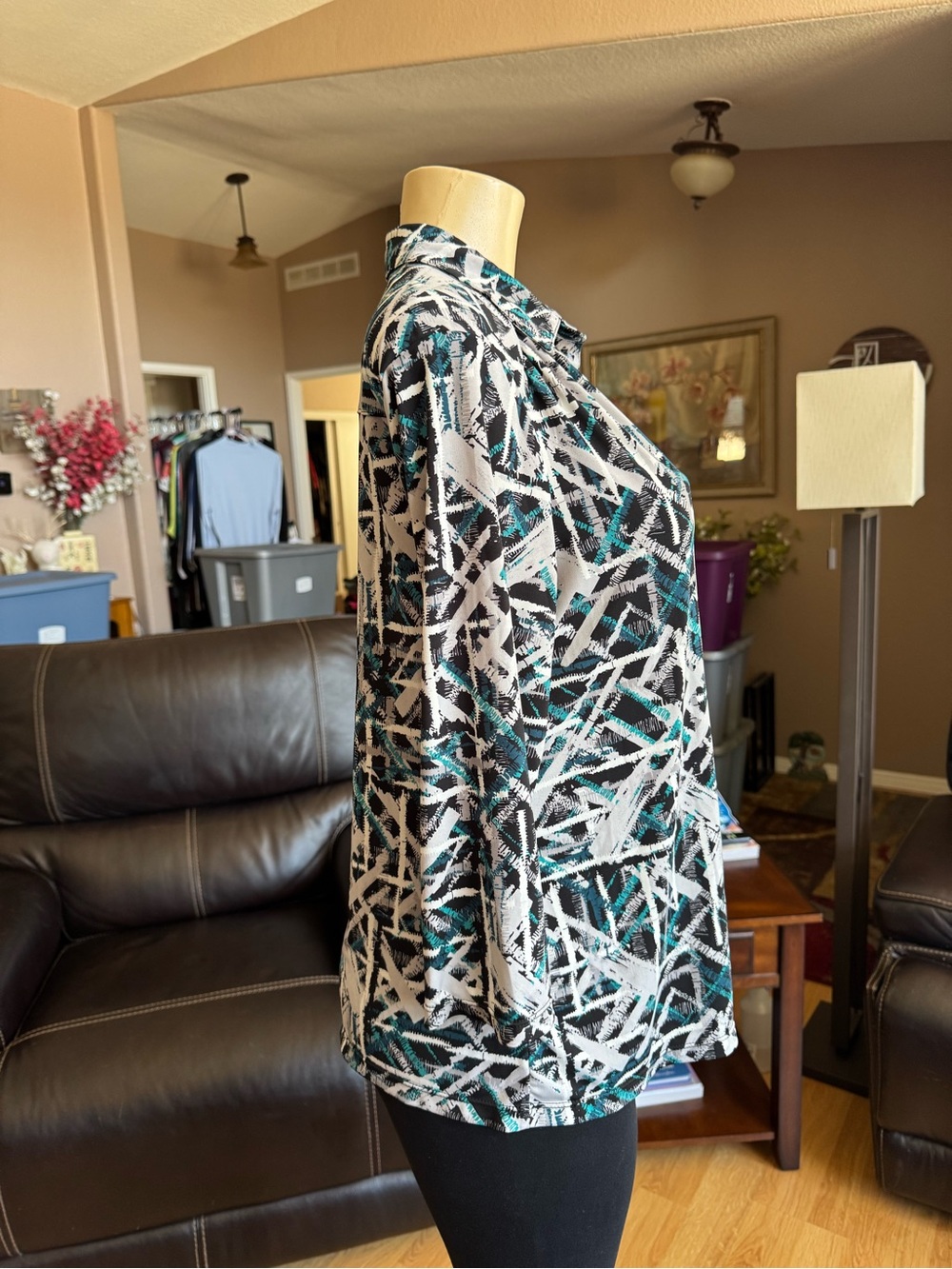 Alfani blue, black & white geometric abstract V-neck blouse-size 0X - Picture 3 of 10